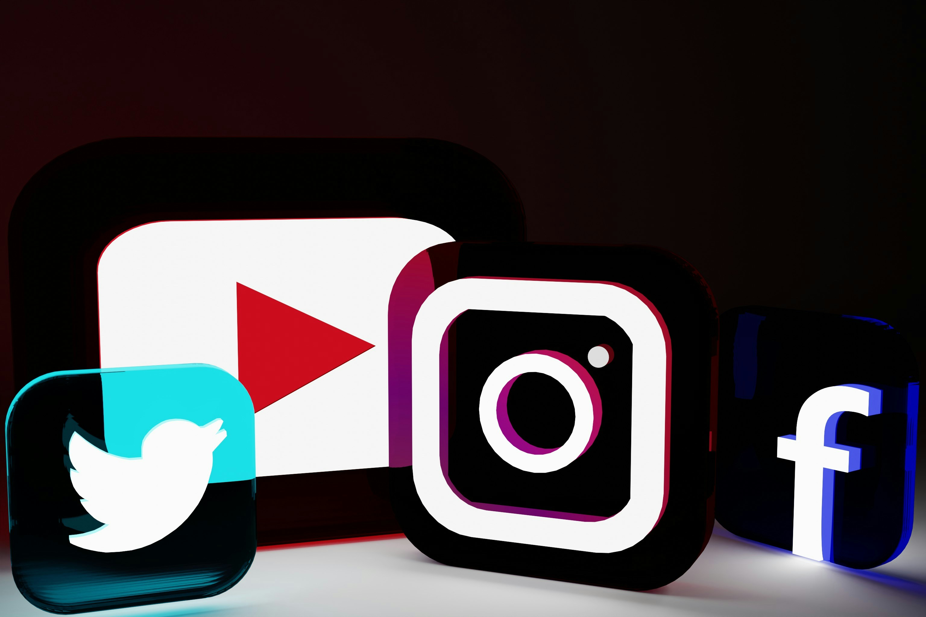 Immagine di vari logo di diversi social: twitter, instagram, YouTube, Facebook.