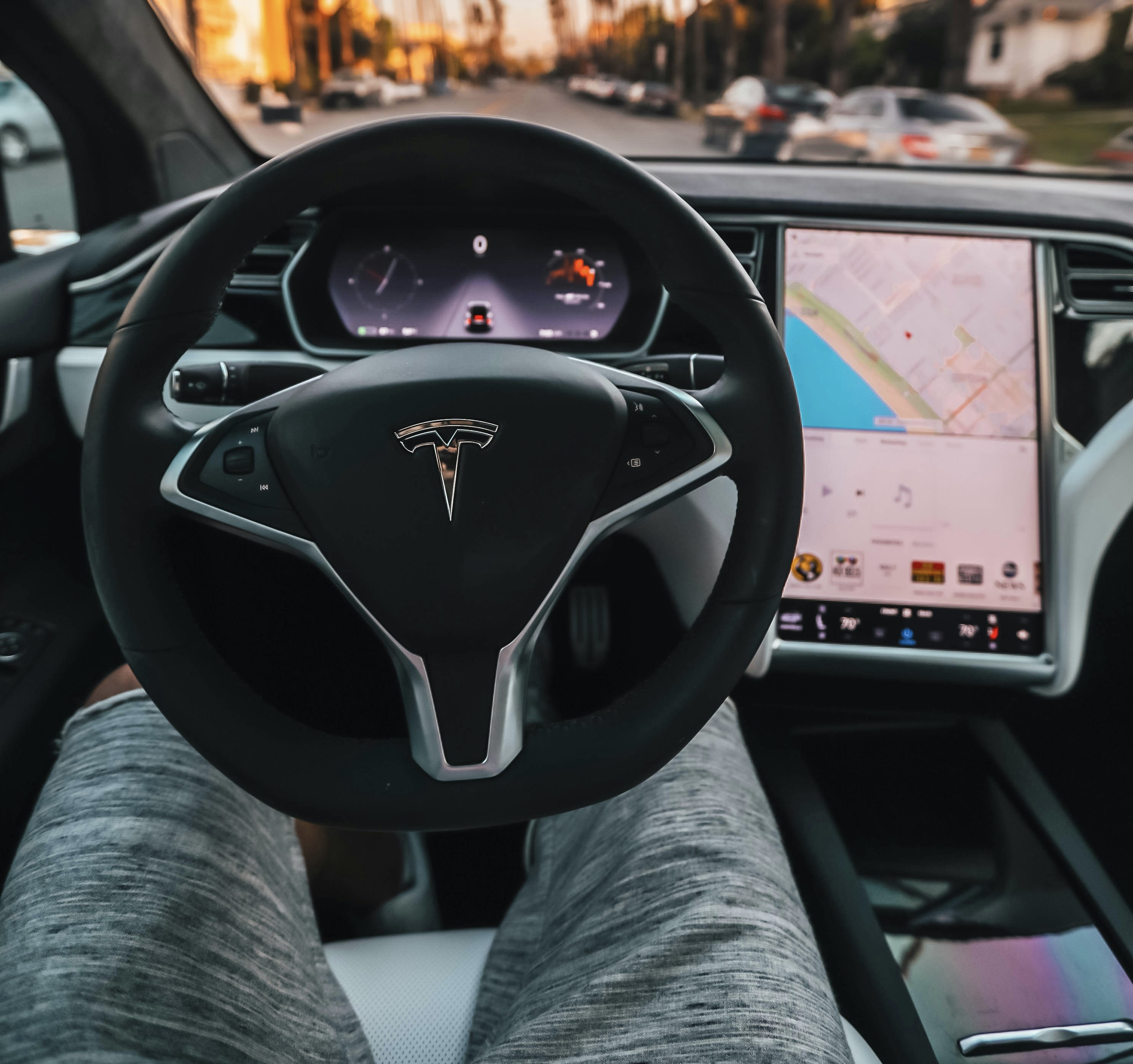 Indagine NHTSA: Autopilot di Tesla e le criticità sulla sicurezza stradale