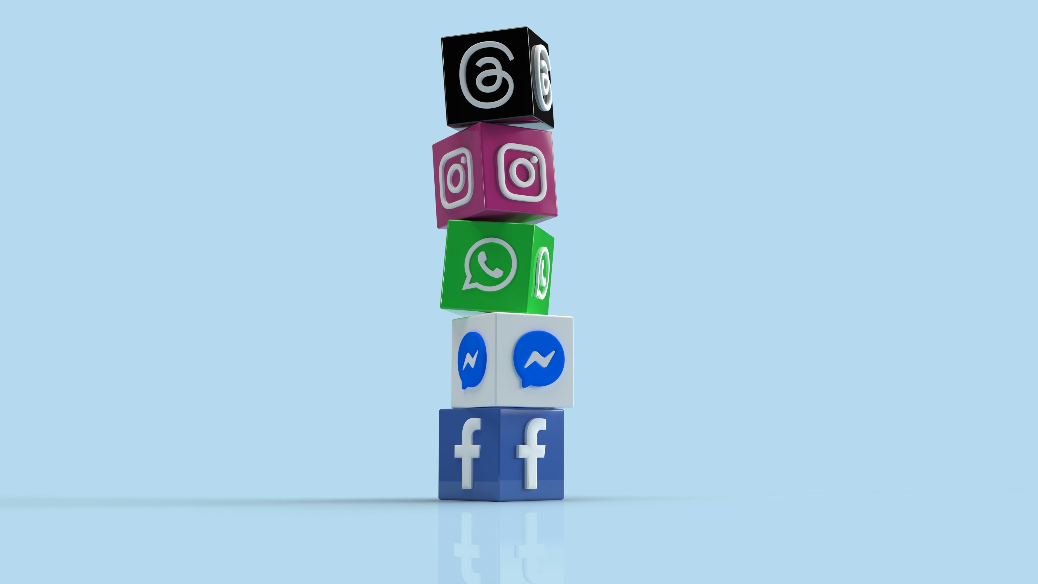 Immagini di 5 cubi, ognuno dei quali rappresenta il logo di uno dei social di Meta, disposti l'uno sopra l'altro a torre.