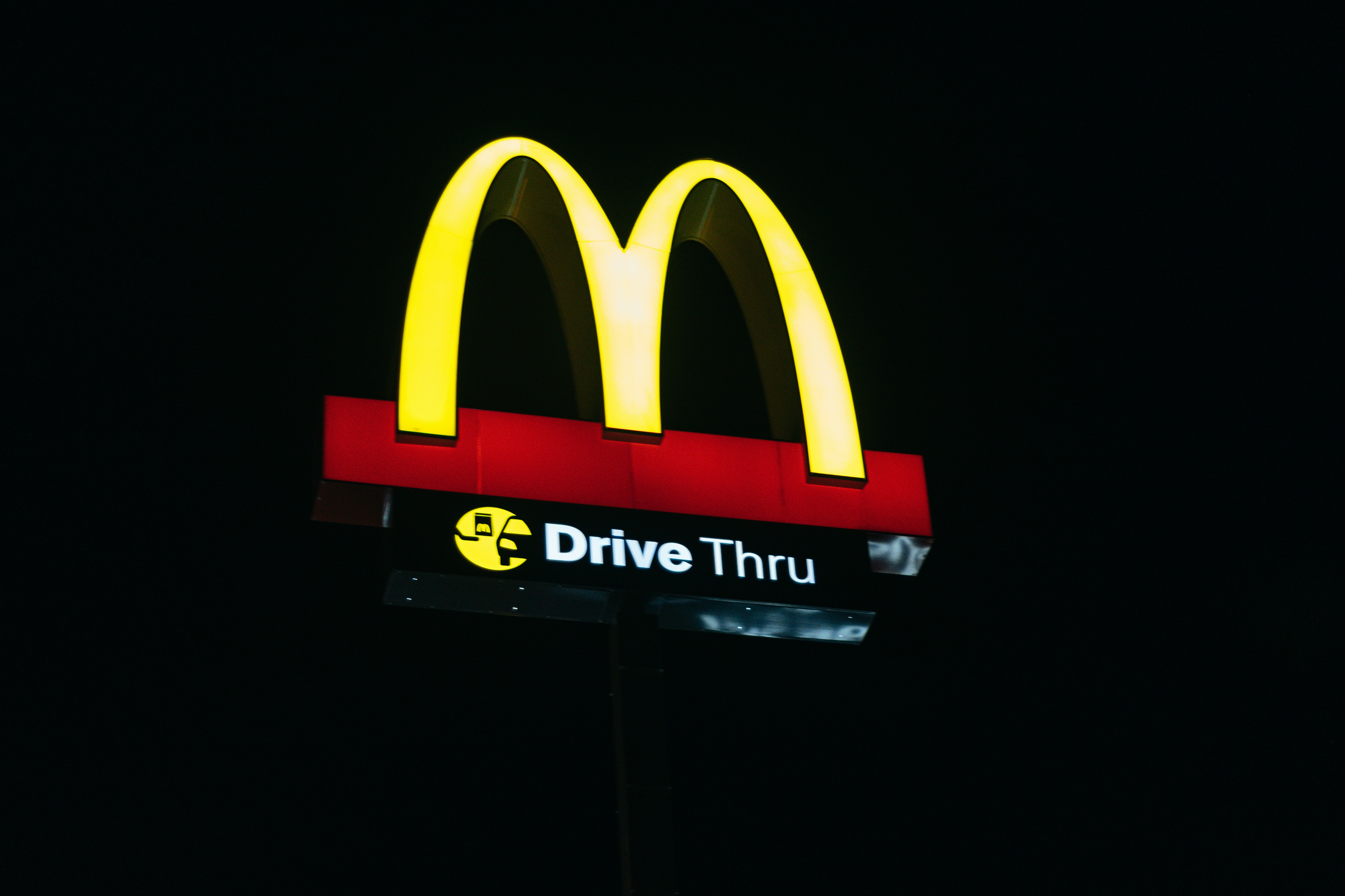 McDonald’s rimuove l’IA dai drive-thru: impatti e critiche