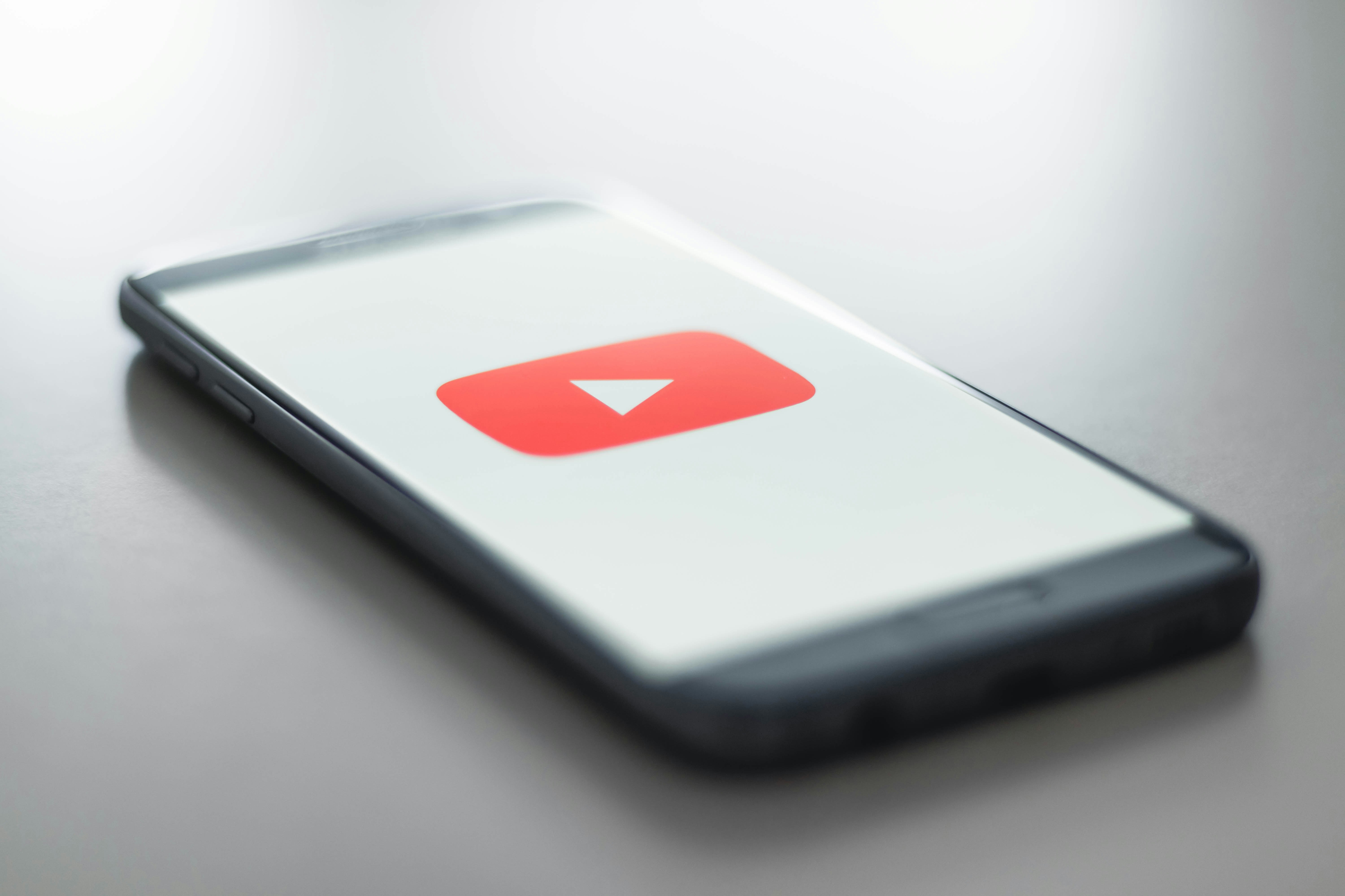 Accordi di licenza per l’IA: YouTube in trattativa con le etichette discografiche