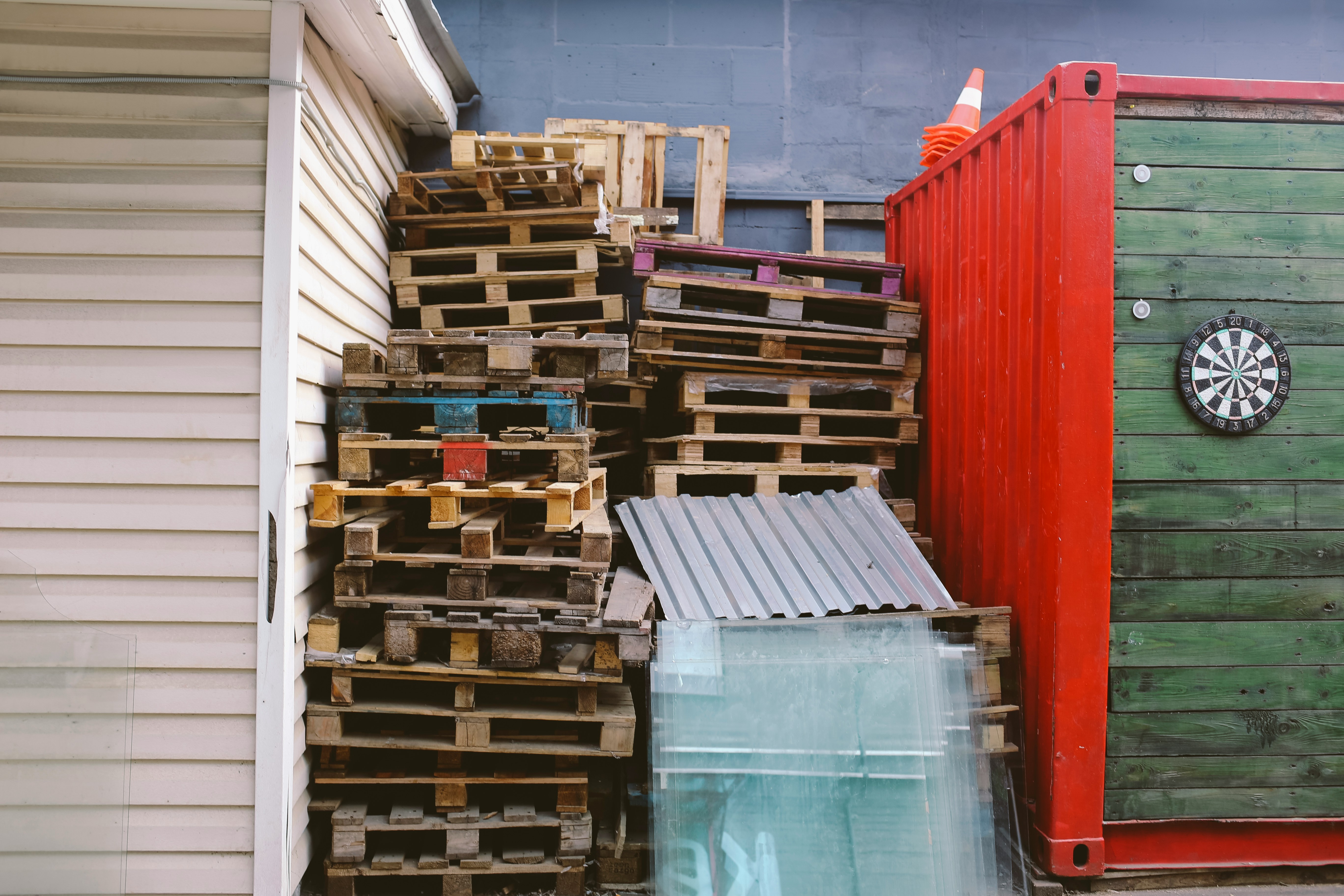 magazzino con pile di pallet impignati