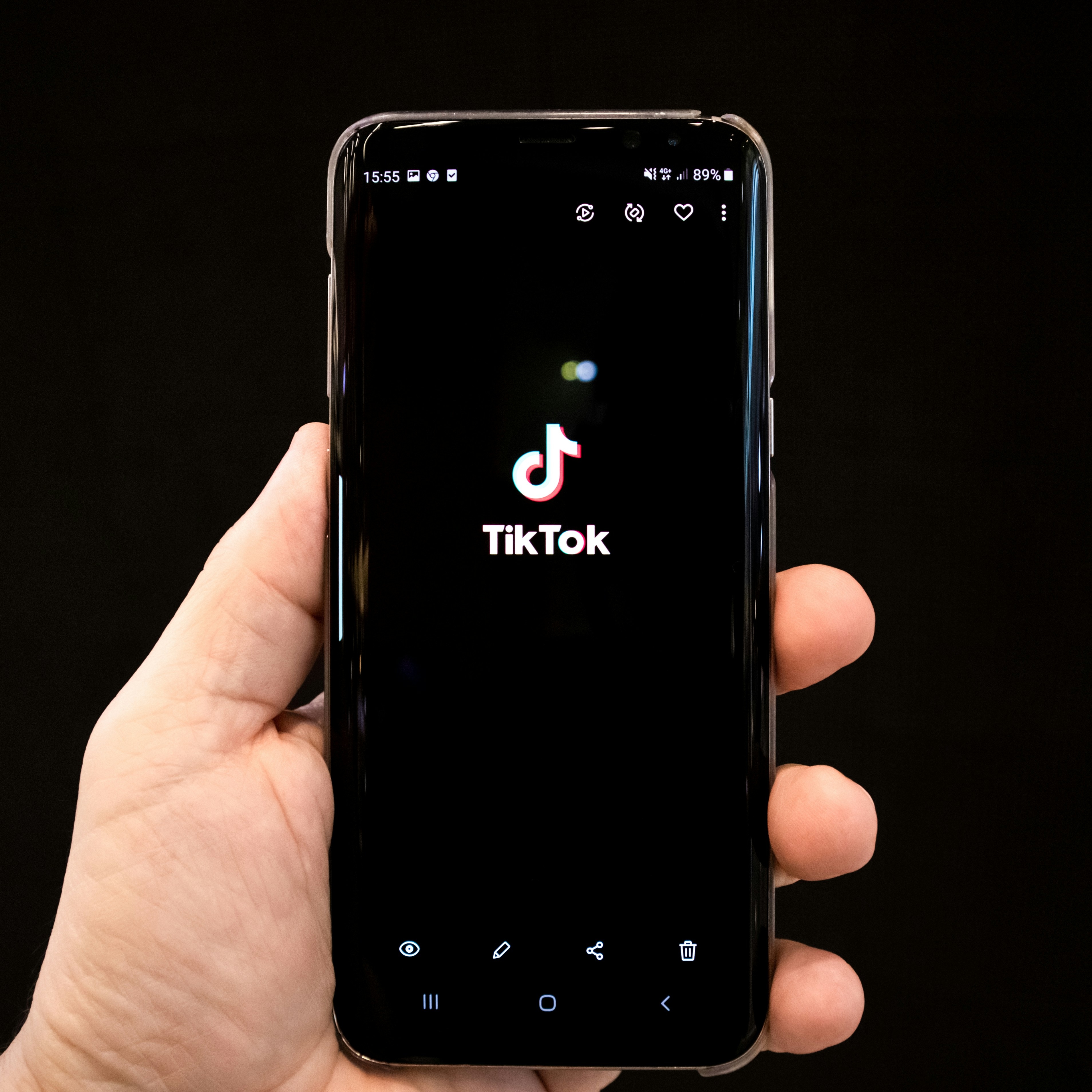 Sintesi vocale e disinformazione, il fenomeno delle “fabbriche di contenuti” su TikTok