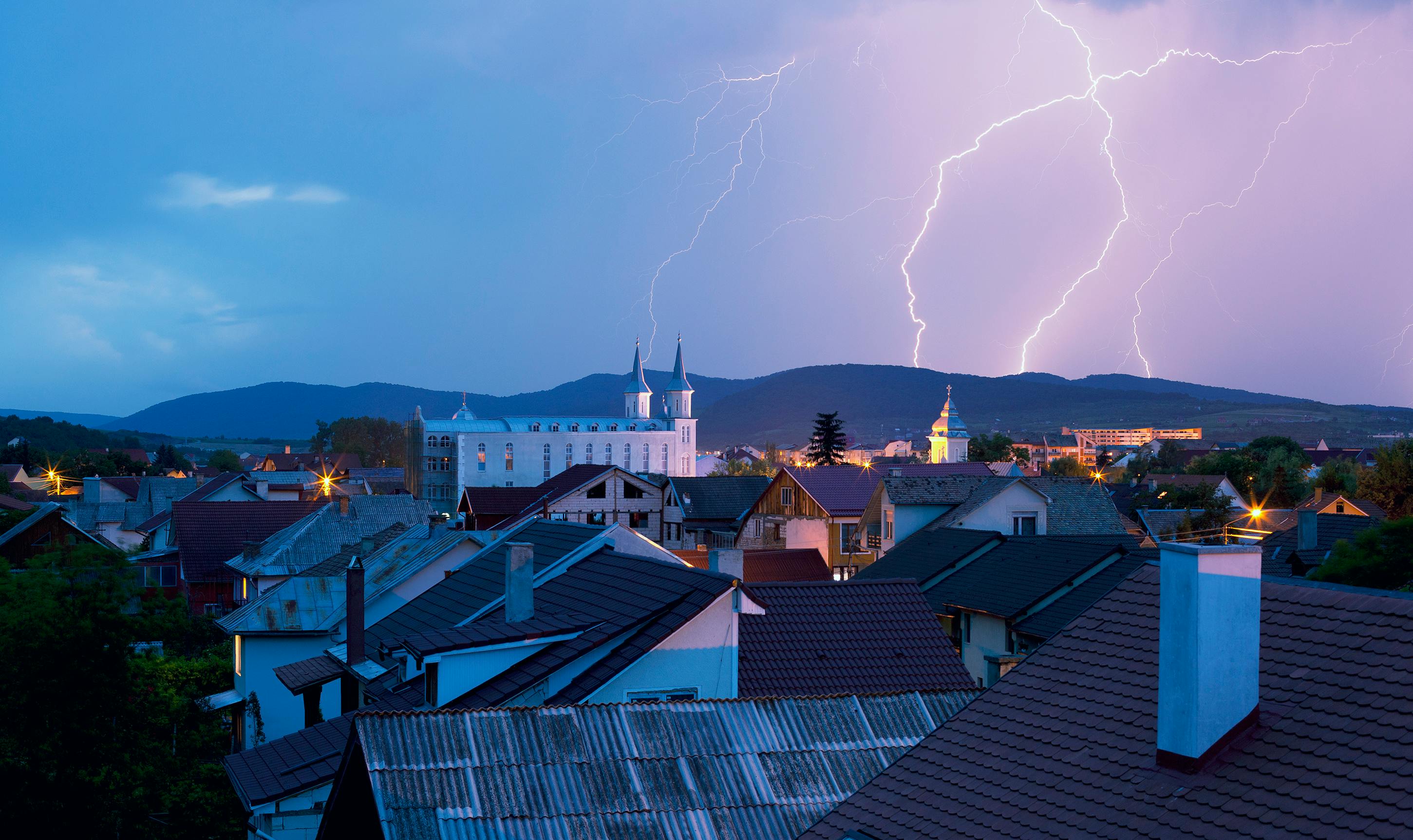 Fulmini di sera sui tetti.