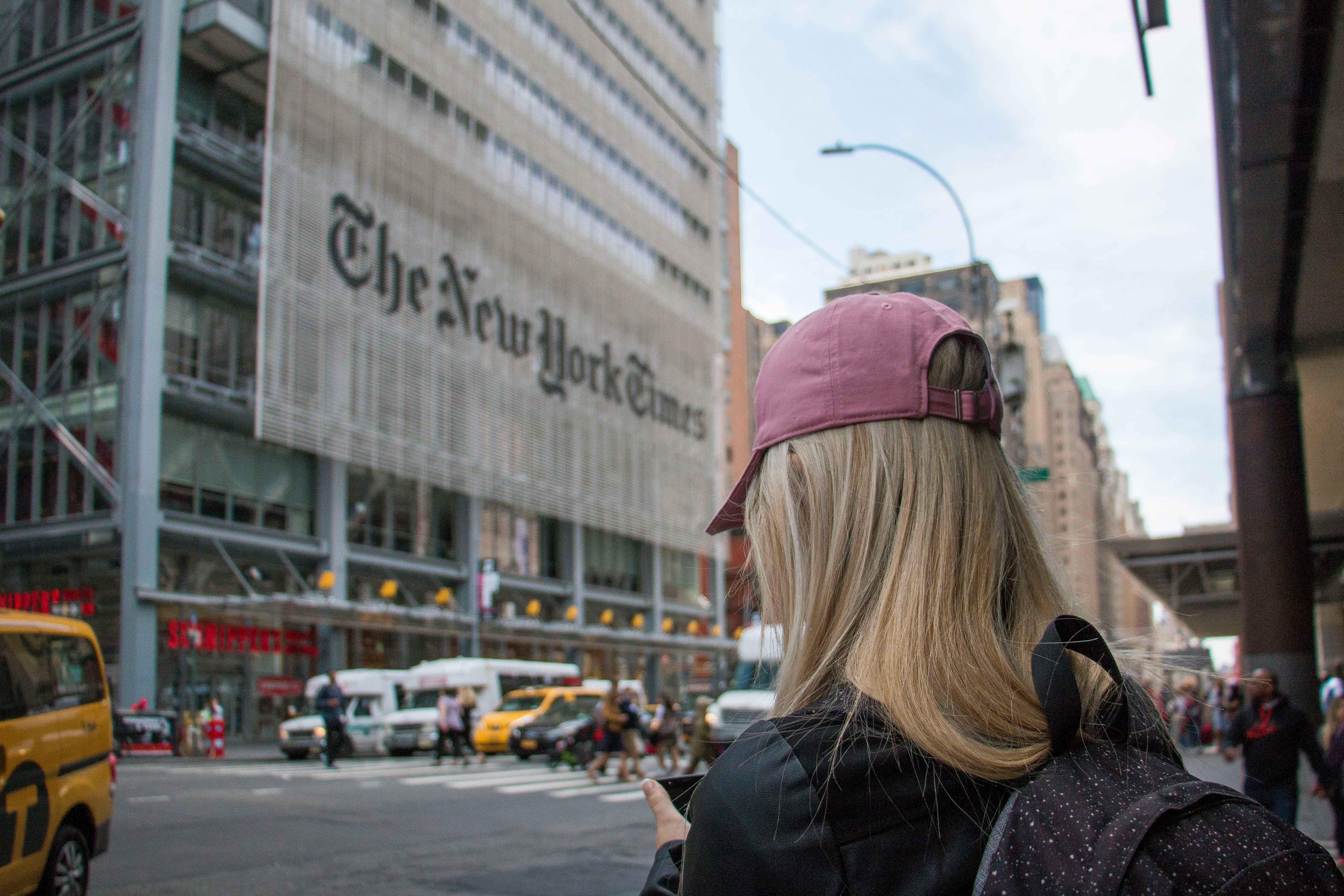 Il New York Times cita in giudizio OpenAI, ma usa l’IA per i suoi titoli