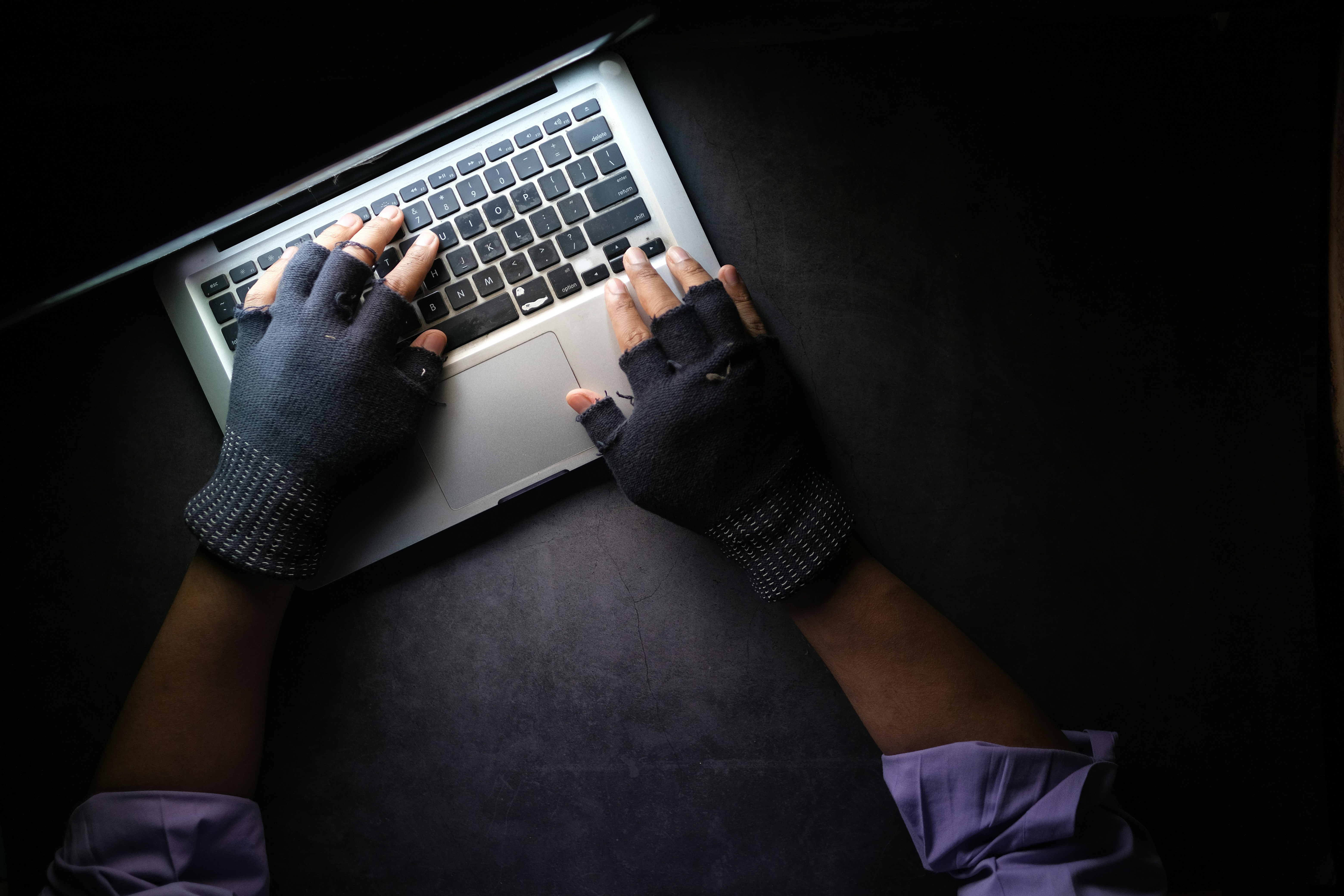 OpenAI: accordi di riservatezza per non far parlare i dipendenti dei gravi rischi della piattaforma. L’indagine dei whistleblower