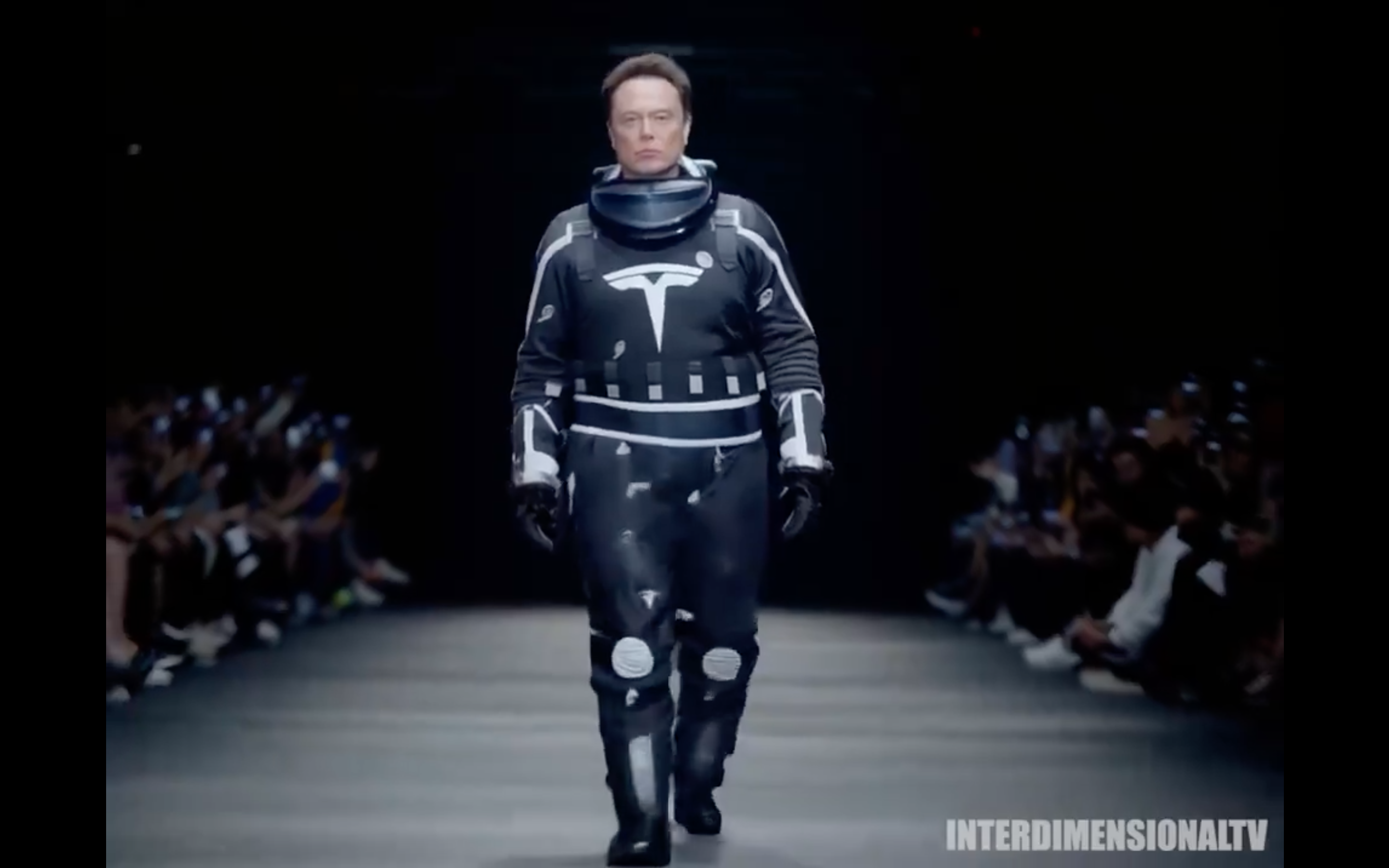 Screenshot tratto dal video, raffigura Musk con in tuta Tesla