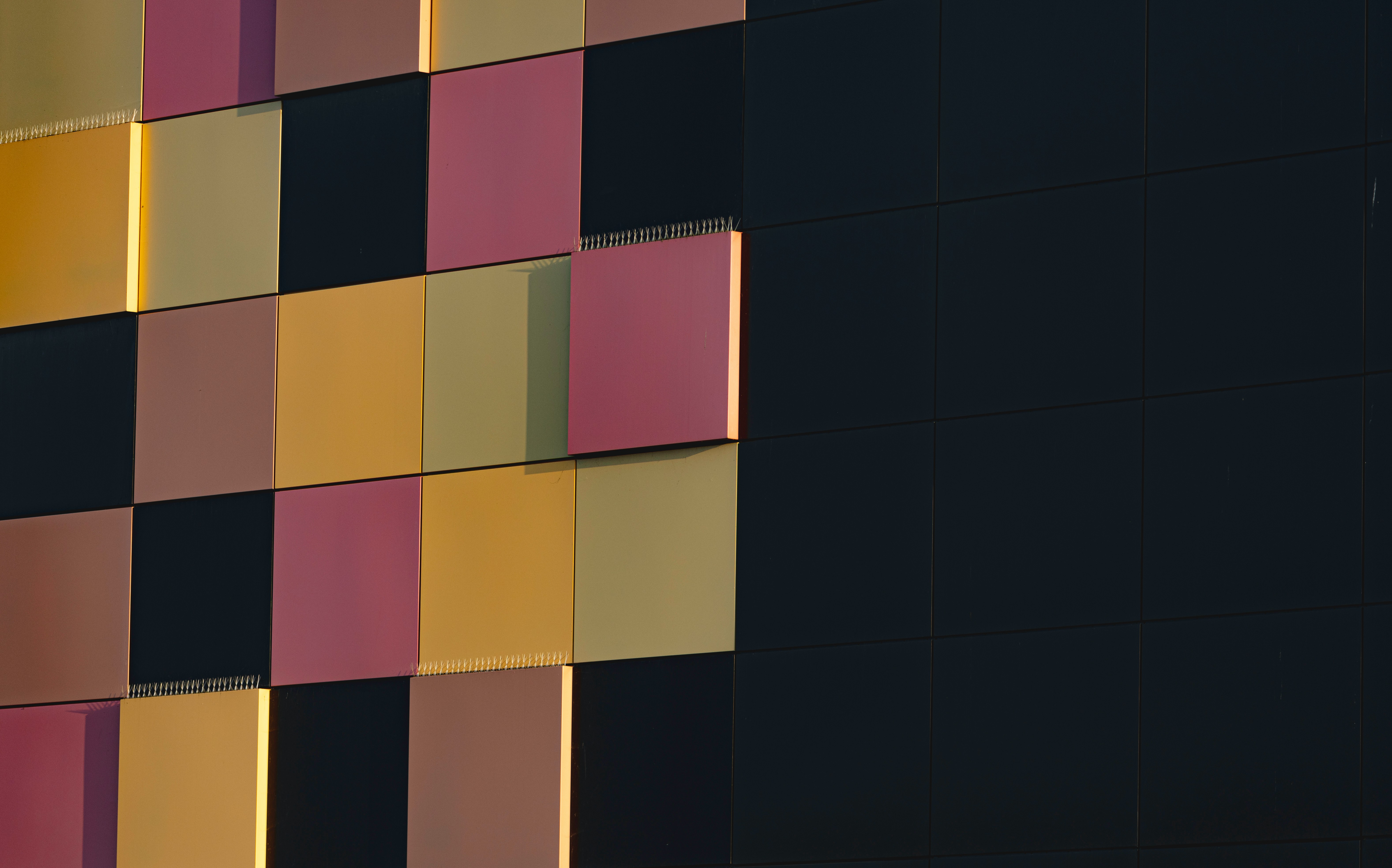 immagine astratta di alcuni mattoncini colorati su un muro