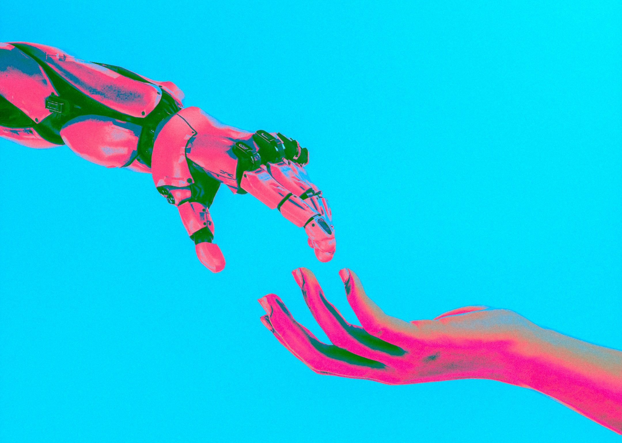 braccio robotico che tende la mano a braccio umano