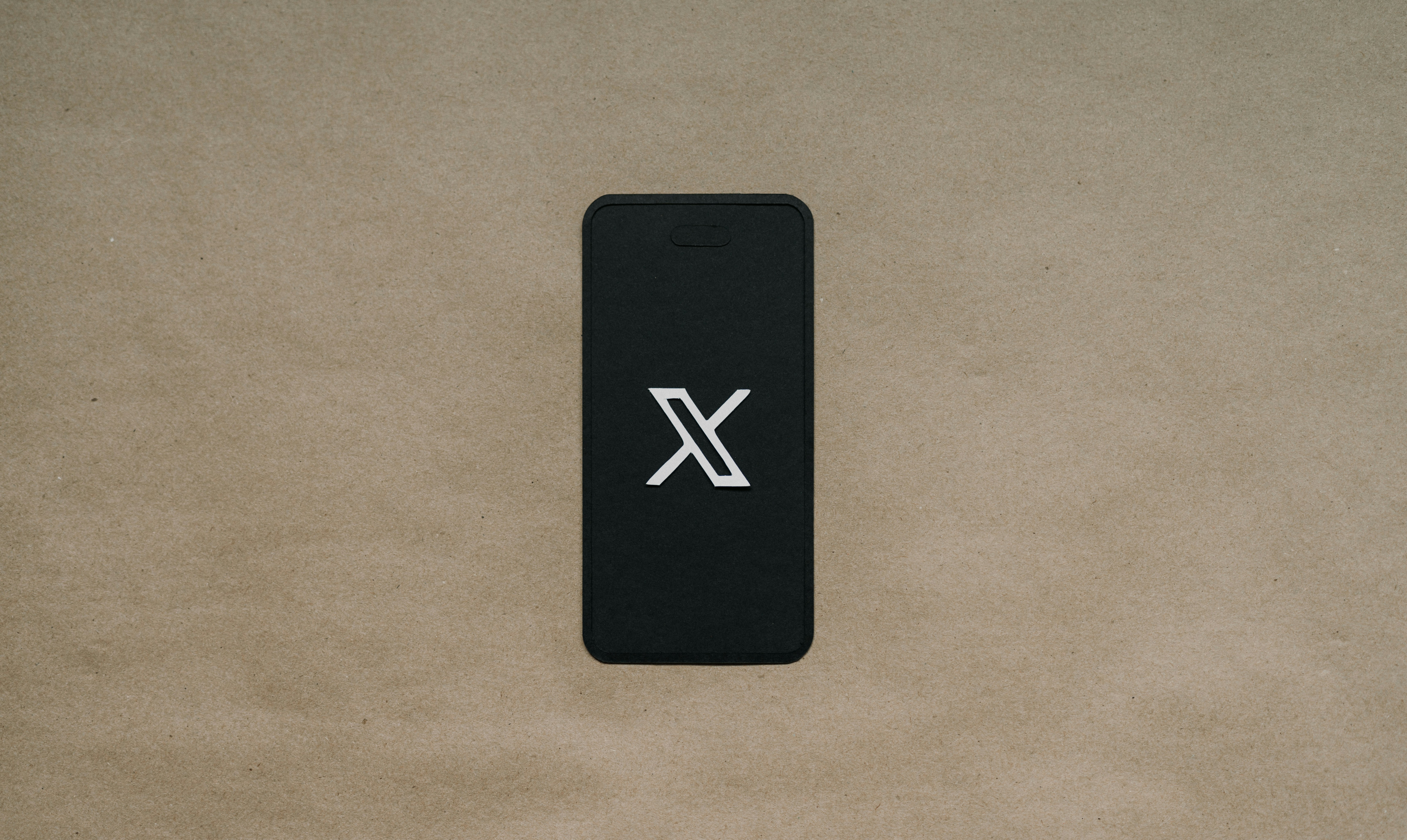 Cellulare con il logo di X centrale sulla schermta nera.