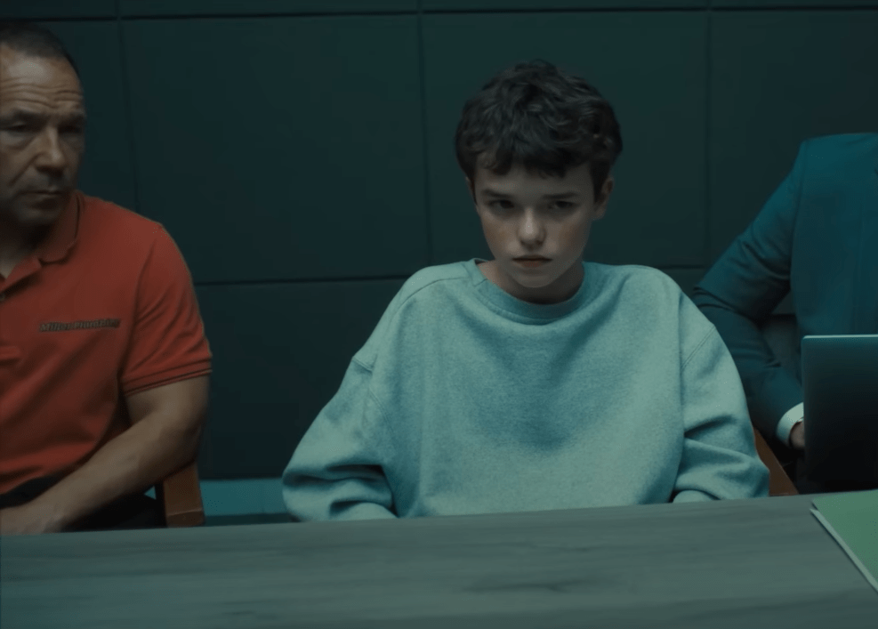 Adolescence: specchi neri e cuori algoritmici