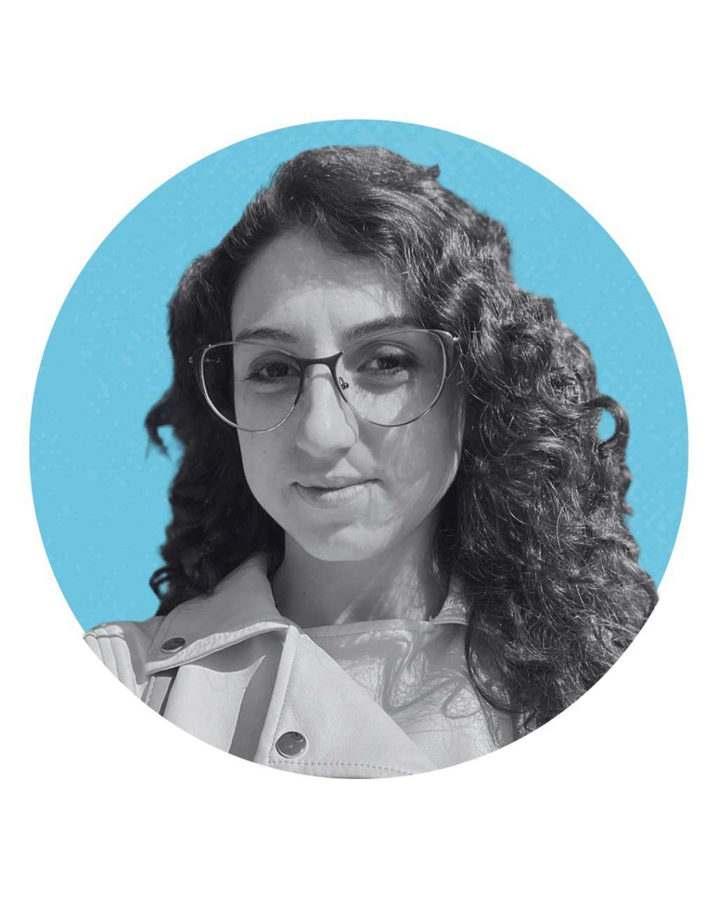 Foto profilo di Marta social media manager di MagIA in bianco e nero su sfondo azzurro