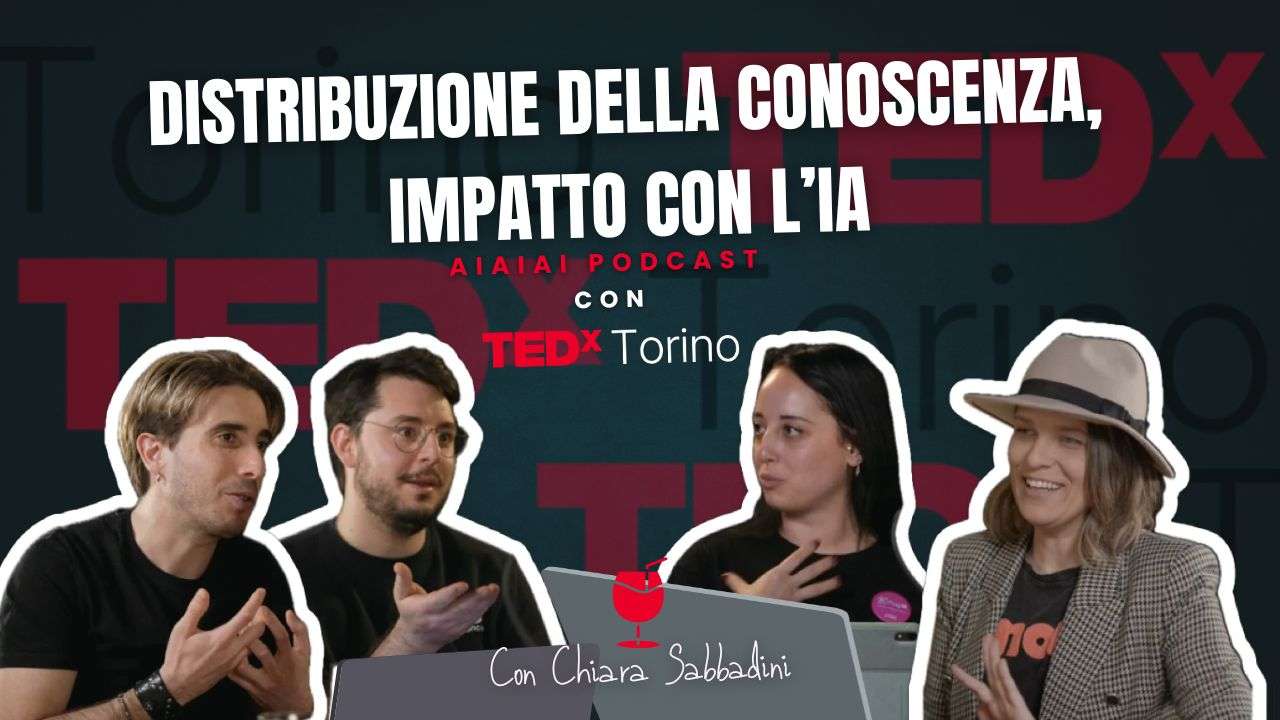 immagine copertina di un un episodio di un podcast intitolato "Comunicazione, organizzazione e distribuzione della conoscenza". Il titolo è al centro nella parte superiore dell'immagine. nella parte inferiore si vedono quattro persone che conversano.