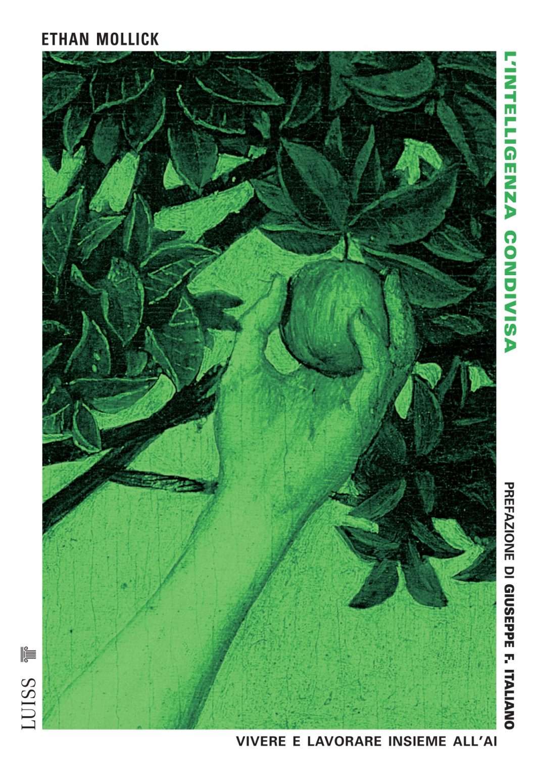 Copertina del libro Intelligenza condivisa di Ethan Mollick. Al centro, una mano tesa verso un frutto tra foglie rigogliose, in una scena monocromatica verde che richiama il racconto biblico dell’albero della conoscenza. Il titolo compare lungo il margine destro, con il sottotitolo: “Vivere e lavorare insieme all’AI”.