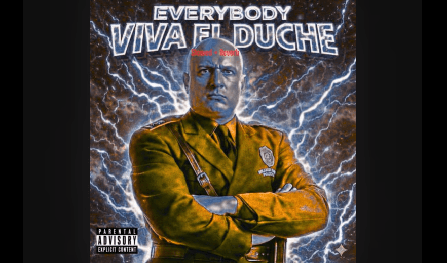 immagine di un uomo simile a Benito mussolini con la scritta "verybody viva il duche". senso: la slopaganda dell'estrema destra con la musica generata da ia