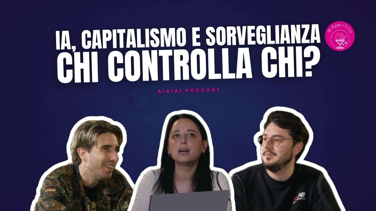 Copertina di un podcast su sfondo blu scuro. In alto, grande testo bianco: “IA, capitalismo e sorveglianza – Chi controlla chi?”. Al centro compare la scritta rosa “AIAIAI Podcast”. In basso sono ritratte tre persone sedute e rivolte l’una verso l’altra, evidenziate da un contorno bianco. In alto a destra c’è il logo rosa di “AI Aperitivo”.