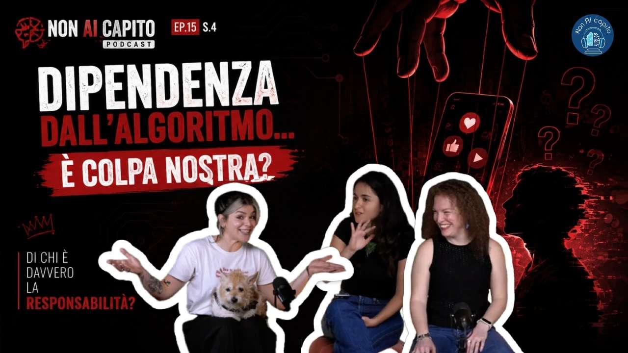 Copertina di “AIAIAI podcast Non AI Capito”, episodio 15 stagione 4, dedicato alla dipendenza dall’algoritmo e alla responsabilità individuale. Su sfondo nero e rosso compaiono uno smartphone controllato da fili come una marionetta, icone dei social e punti interrogativi. In primo piano, tre donne sedute e sorridenti davanti ai microfoni. Testo principale: “Dipendenza dall’algoritmo… è colpa nostra?”